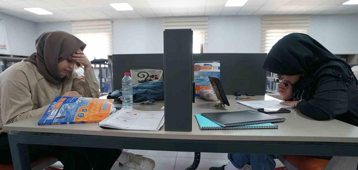 Kahramanmaraş Kütüphanelerinde Gençler Sınava Hazırlanıyor