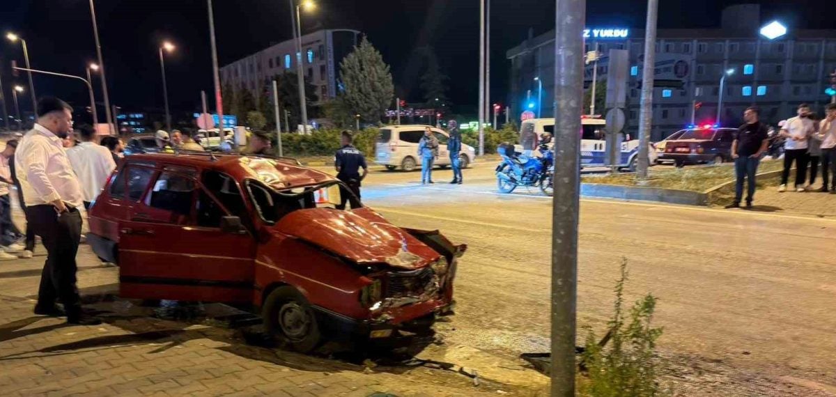 Karabük’te kırmızı ışık ihlali: Otomobil motosiklete çarptı, 19 yaşındaki sürücü ağır yaralandı