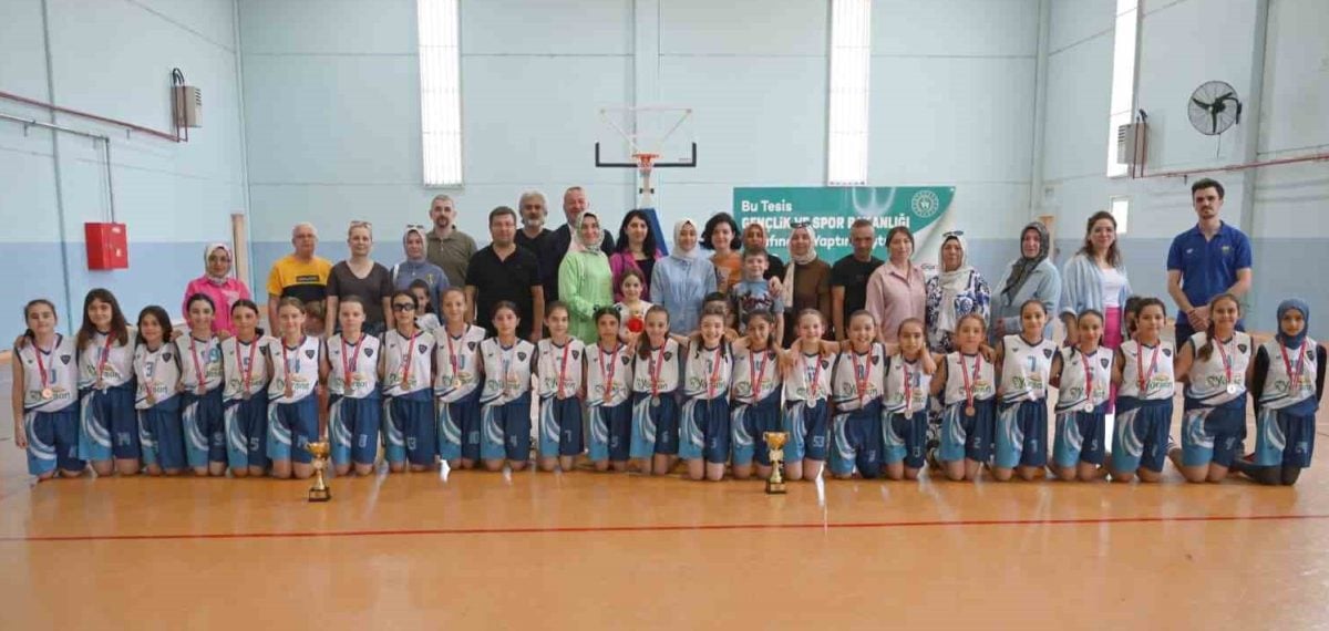 Karacabey’de minik kız basketbol takımları kupayla döndü