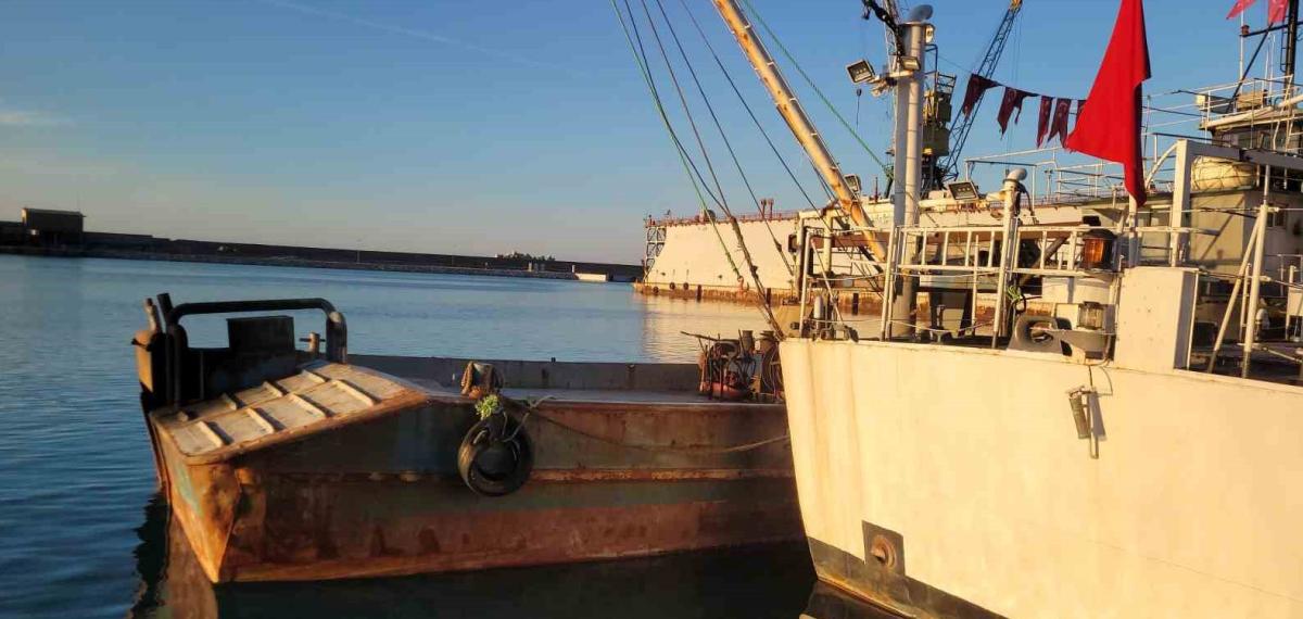 Karadeniz’de Saldırıya Uğrayan Balıkçıları Kurtaran Tekne İnebolu Limanı’na Çekildi