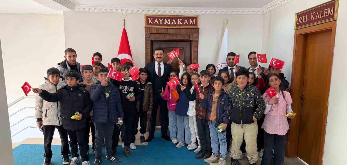 Karayazı Sevdiği Kaymakam Onur Titiz’e Veda Ediyor