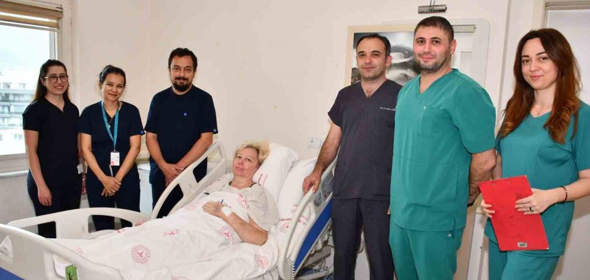 Karnından 12 Kilogramlık Yumurtalık Kitlesi Çıkarıldı