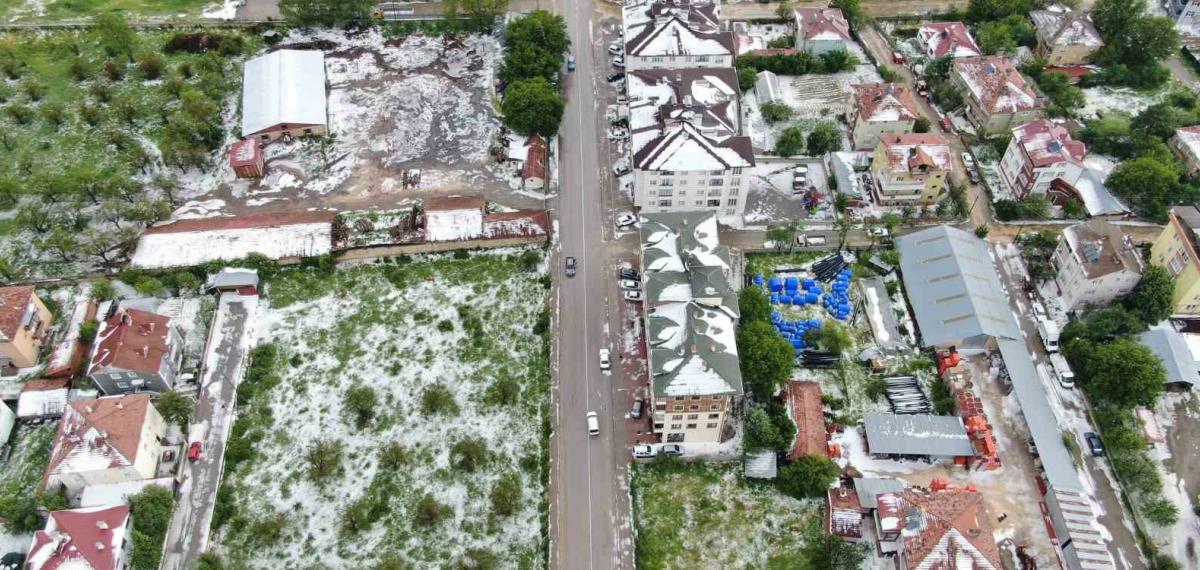 Kastamonu’da Dolu Yağışı Hayatı Felç Etti: İlçe Beyaza Büründü, Konut ve İş Yerlerini Su Bastı
