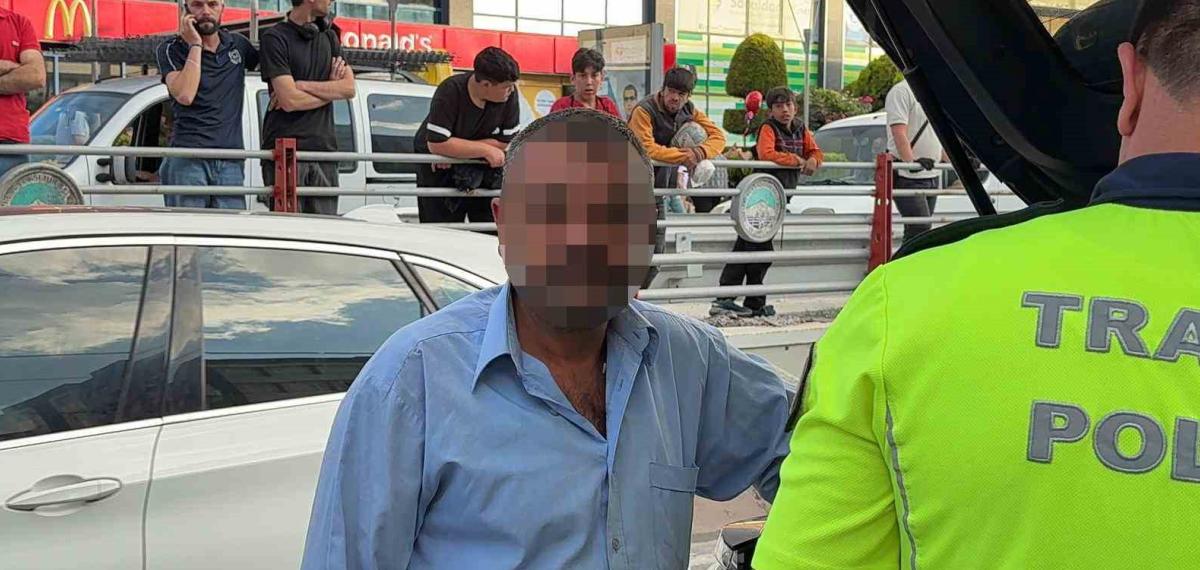 Kayseri’de otomobilin çarpması sonucu tramvay camı kırıldı, 4 yolcu yaralandı