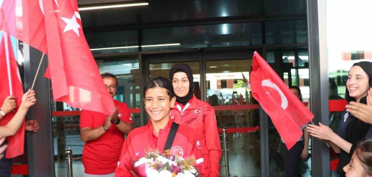 Kayseri’den dünya şampiyonu Ayşegül Açık havalimanında karşılandı