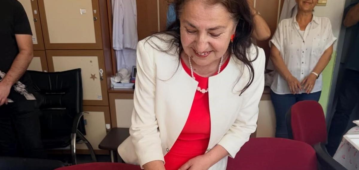 Keşan’da 41 Yıllık Öğretmen Gözyaşlarıyla Emekliliğe Uğurlandı
