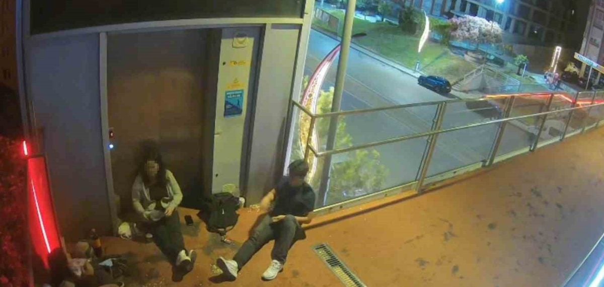 Kocaeli’de gençlerin asansör girişini kapatması güvenlik kameralarında