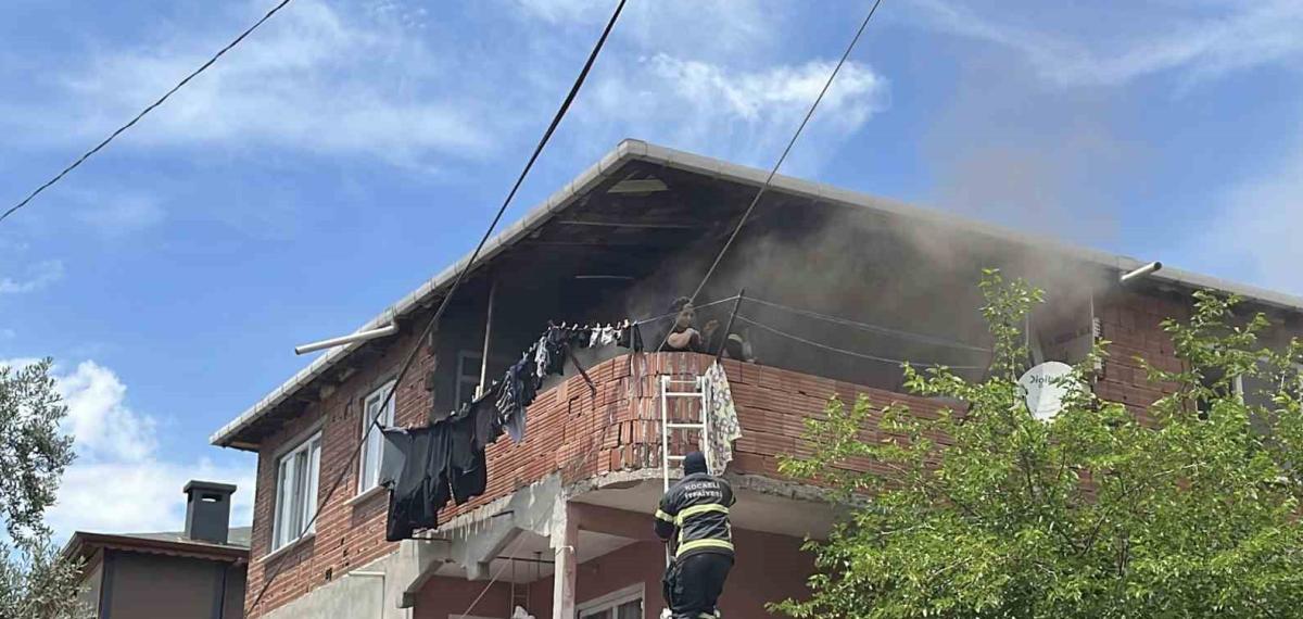 Kocaeli’de Korkutan Yangın: Balkonda Mahsur Kalan Anne ve Bebeği İtfaiye Kurtardı