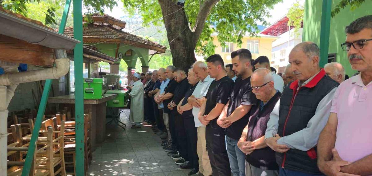Kocasının Öldürdüğü Aslıhan Öğretmen ve Babası Toprağa Verildi