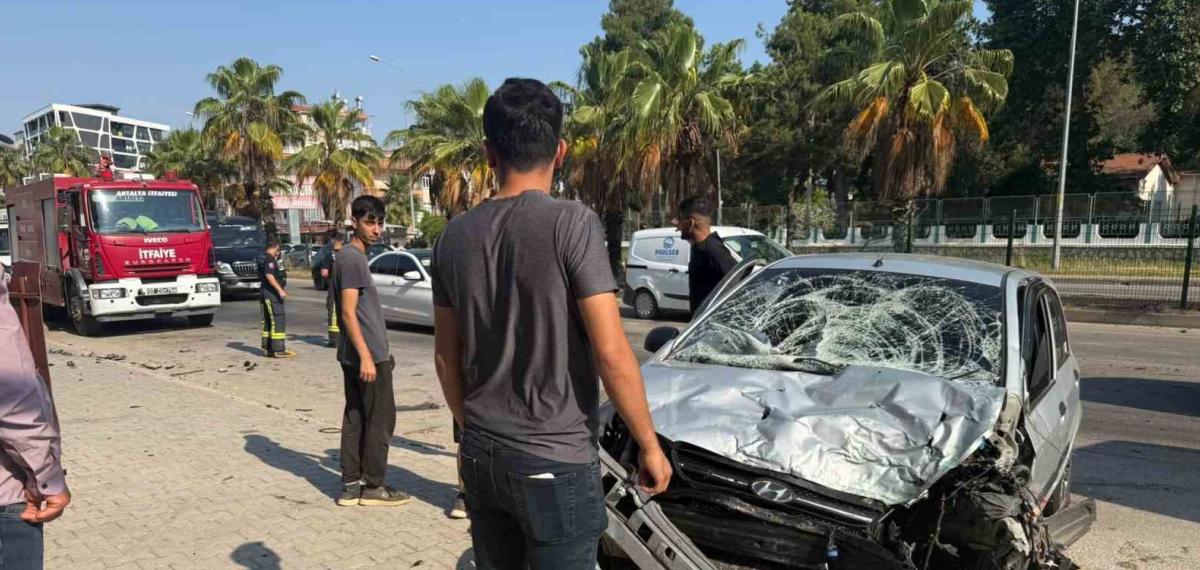 Kontrolden Çıkan Otomobil Refüjdeki Bariyerlere Çarptı: 1 Yaralı