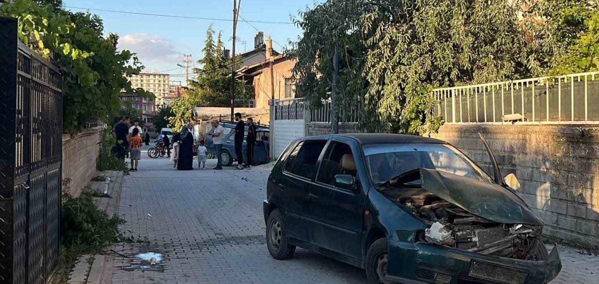 Konya Meram’da iki otomobil çarpıştı: 2’si çocuk 5 yaralı, ehliyetsiz sürücü olay yerine döndü