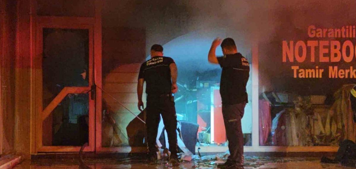 Konyaaltı’nda Bilgisayar Tamiri Dükkanında Yaşanan Yangın: Olay Yerinde Son Dakikalar ve Sonuçlar