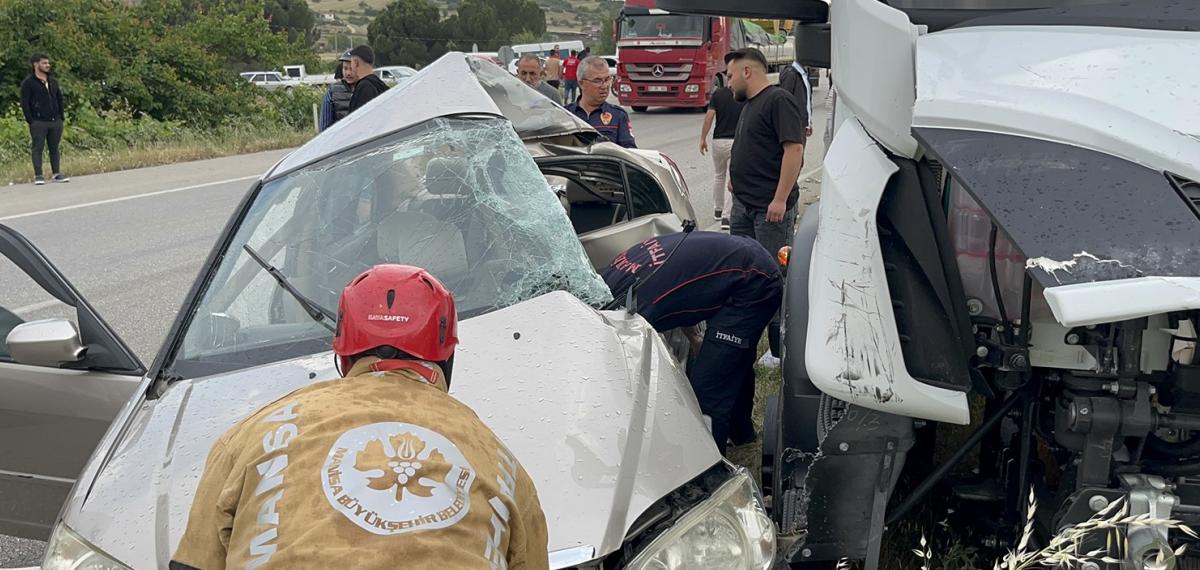 Kula’da Otomobil ile Tır Çarpıştı: 1 Ağır Yaralı
