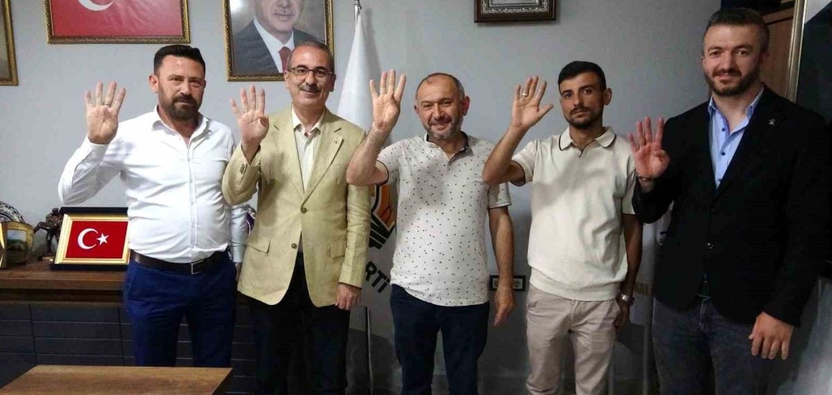 Kütahya AK Parti’ye Katılan İlçe Üyeleri İçin Rozet Töreni Yapıldı