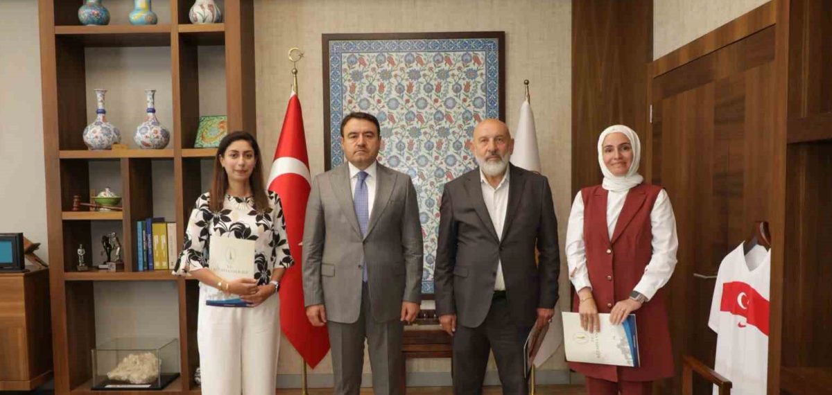 Kütahya Valisi Musa Işın, Ulu Camii karekod destekli dijital rehber projesini değerlendirdi