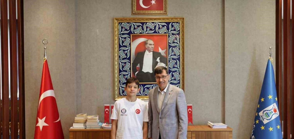 Kütahya’da milli yüzücü Ömer Cengiz belediye tarafından kabul edildi