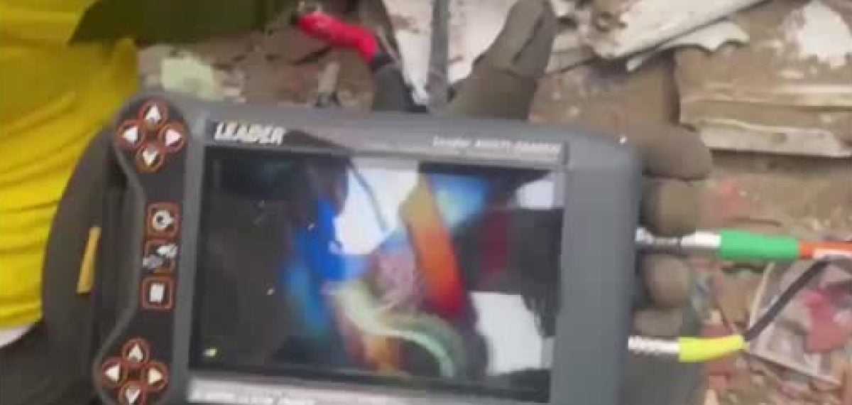 La Guaira’da enkaz altından sağ kurtarılan 12 yaşındaki Carlos, Ekvador ve Dominik ekiplerinin ortak çalışmasıyla bulundu