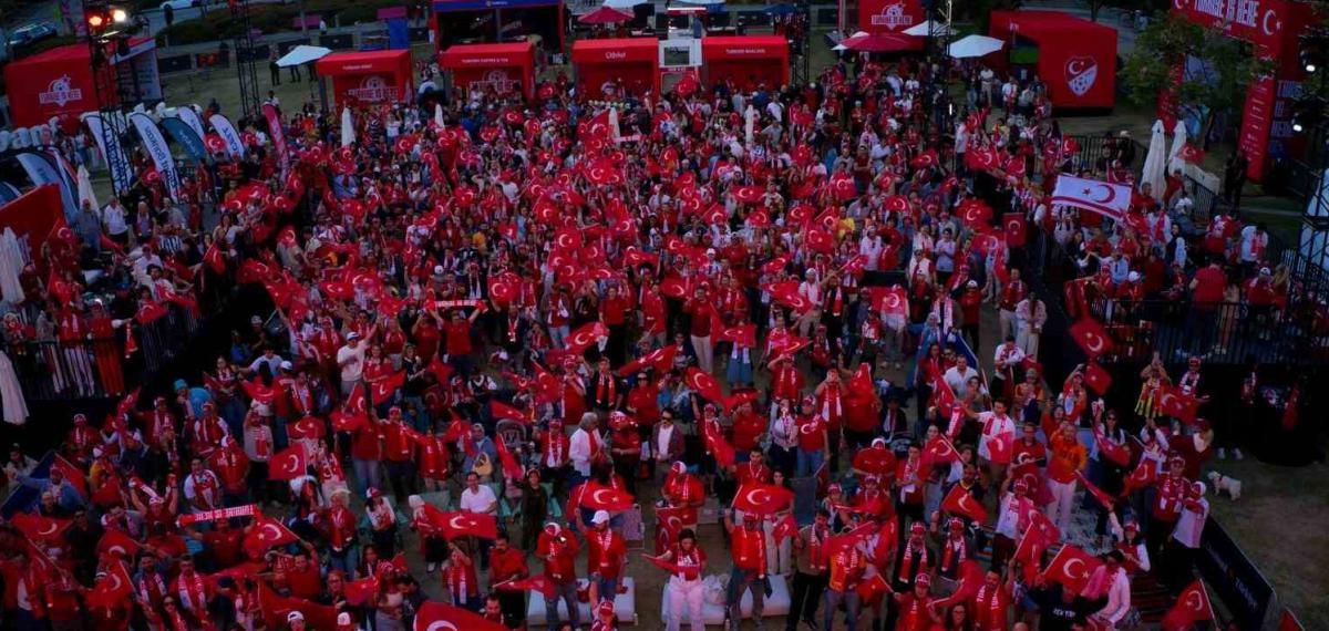 Los Angeles’ta Türk bayraklarıyla Paraguay maçı öncesi kalabalık toplandı