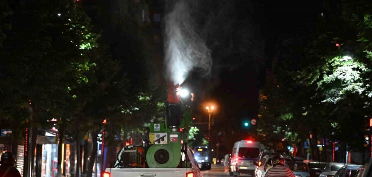 Manisa Büyükşehir ekipleri Şehzadeler ve Yunusemre’de gece gündüz haşere ilaçlaması yürüttü