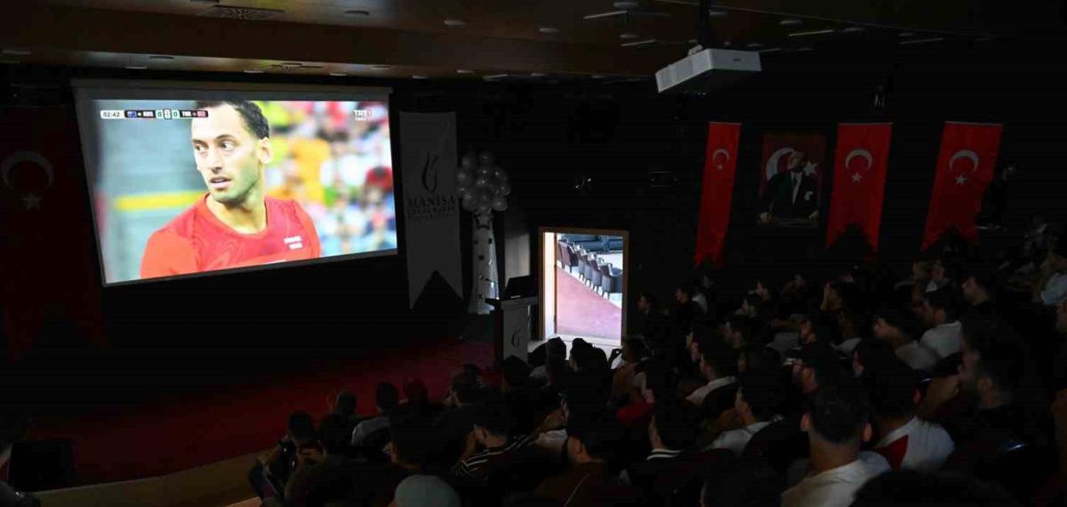 Manisa Cbü Öğrencileri Ulusal Maçı Daima Birlikte İzledi