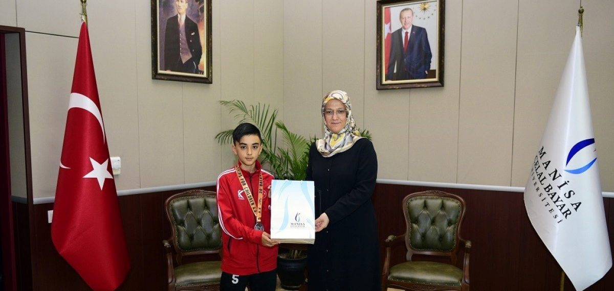Manisa CBÜ sporcusu Alpkan Gürcan, İstanbul’da Balkan Çocuklar Karate Şampiyonası’nda gümüş madalya kazandı