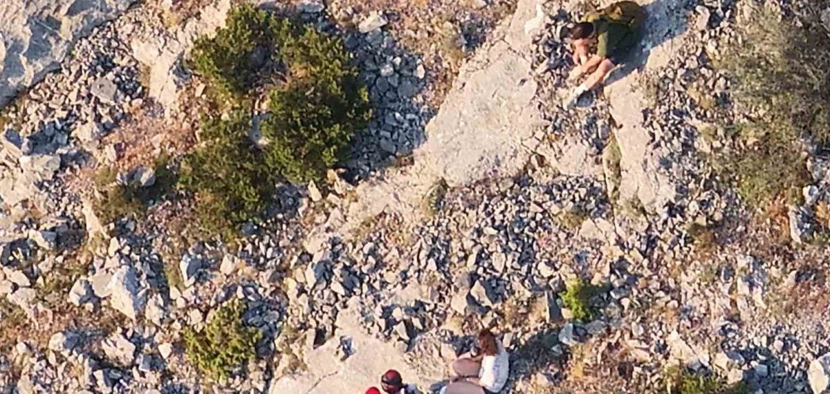 Manisa Spil Dağı’nda mahsur kalan 2 kişi AKUT ve jandarma tarafından 20 dakikada kurtarıldı