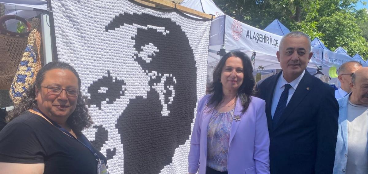 Manisa’da 7 Bin 600 Motifli Atatürk Portresi Sergiye Damga Vurdu