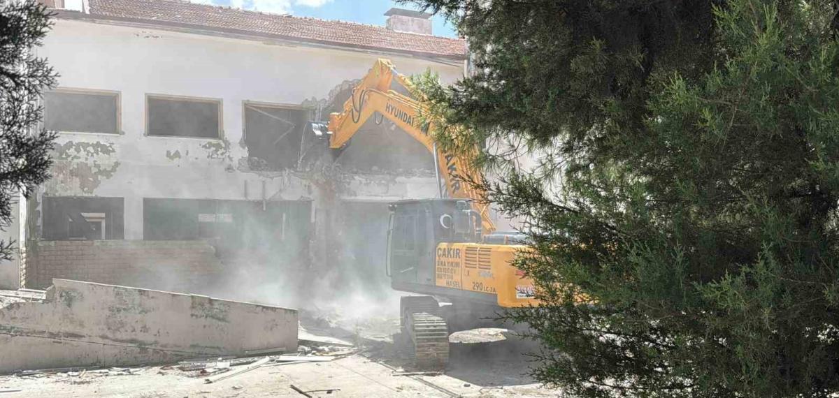 Menteşe’de 72 Yıldır Hizmet Veren Bina Yıkılıyor