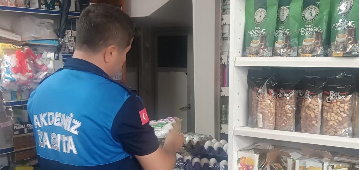 Mersin Akdeniz’de 230 adet son kullanma tarihi geçmiş gıda ürünü imha edildi