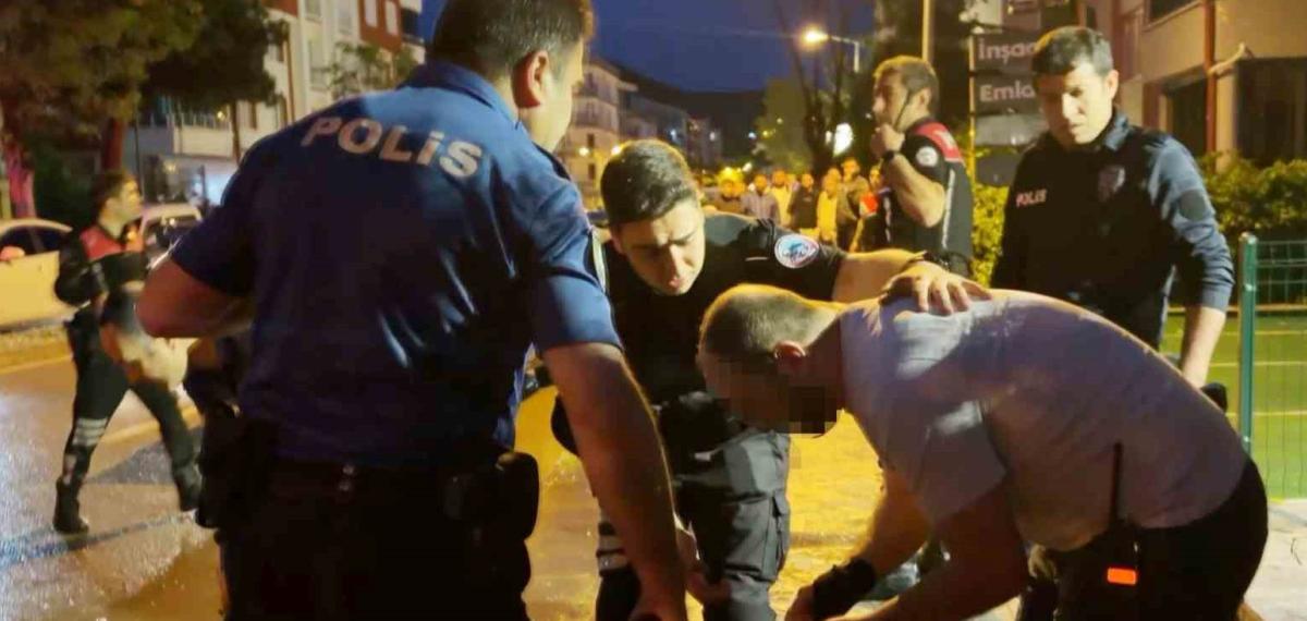 Öfkeli Baba, Kızını Rahatsız Eden Gencin Kulağını Kesti: 1’i Polis 2 Yaralı