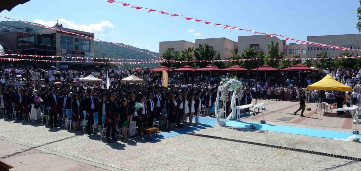 Ondokuz Mayıs Üniversitesi mezuniyet töreniyle 365 yeni hekim sağlık ordusuna katıldı
