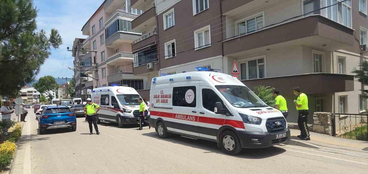 Otomobil Apartman Bahçesine Uçtu, Faciadan Dönüldü