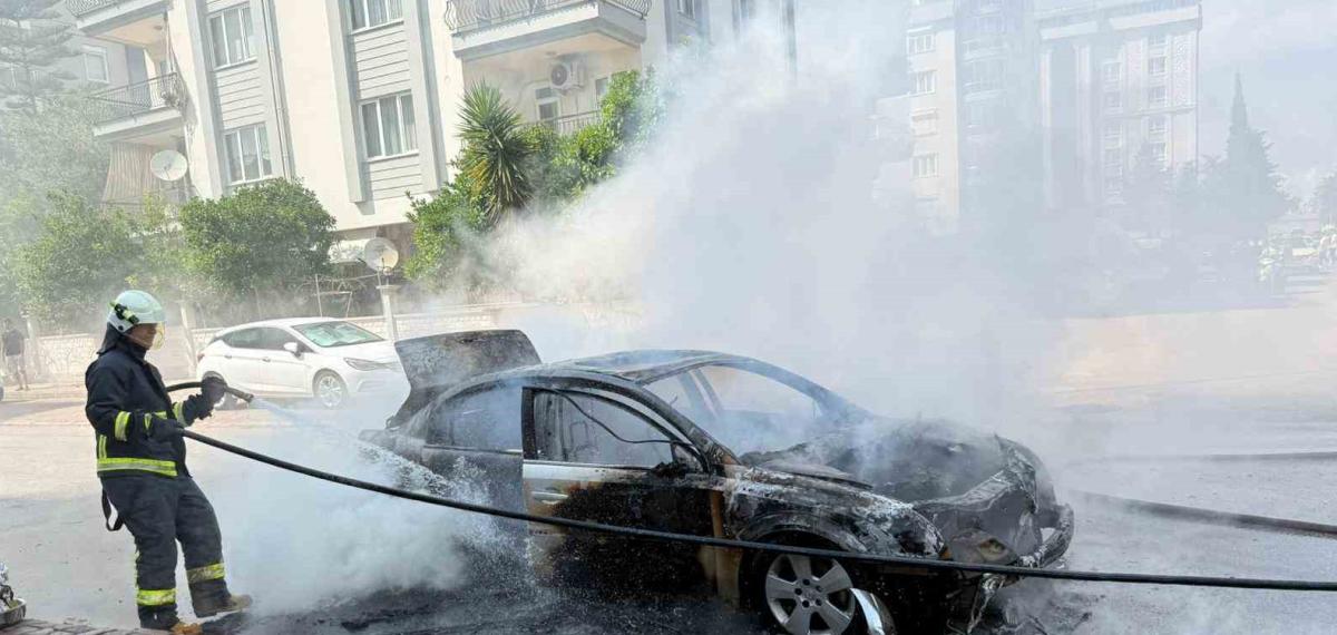 Otomobil Saniyeler İçinde Alev Topuna Döndü, Yangın Tüpü ve Hortumlar İşe Yaramadı