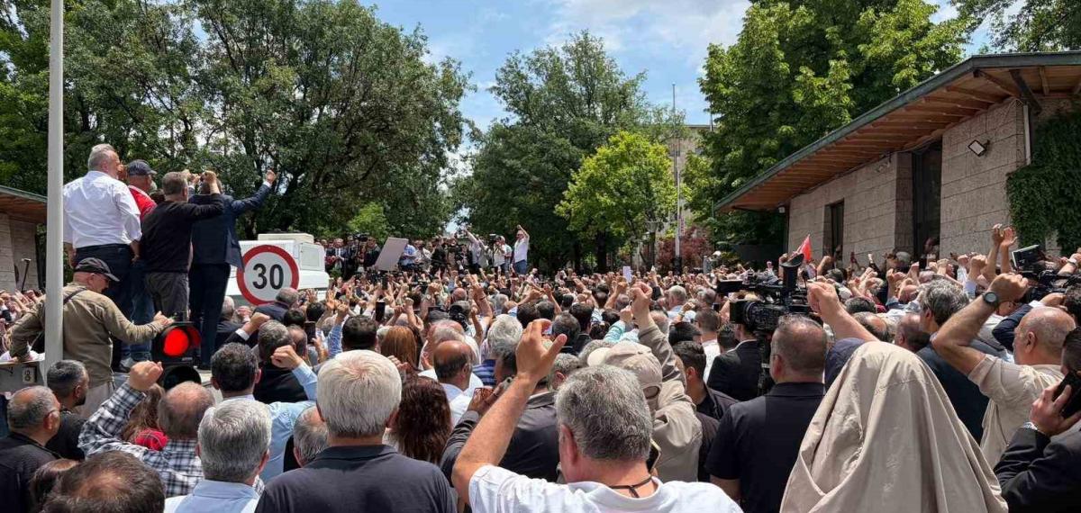 Özgür Özel TBMM Önündeki Kalabalığa Seslendi