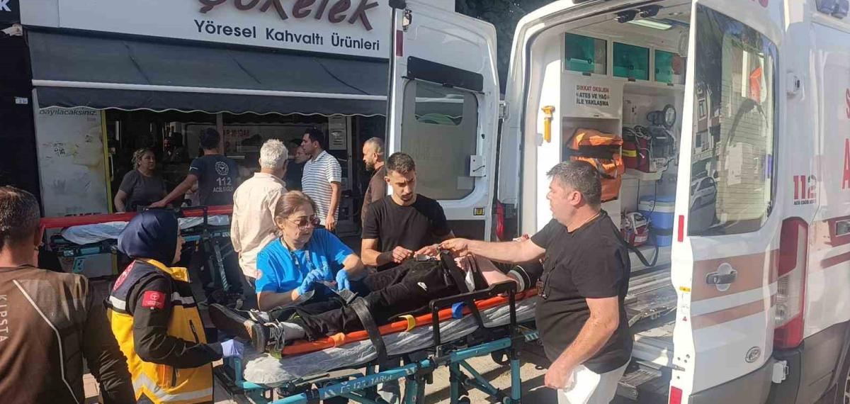 Palmiyeye Çarpan Tofaş Hurdaya Döndü: 4 Genç Yaralandı