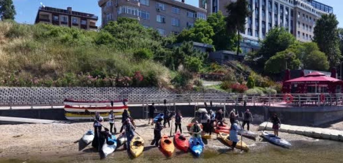 Pendik’te ücretsiz kano etkinliği vatandaşlara güvenli su sporu deneyimi sundu