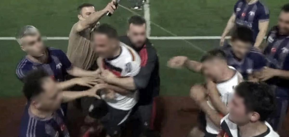 Polislerin Oynadığı Maçta Yumruklar Konuştu, Arbede Biber Gazıyla Son Buldu
