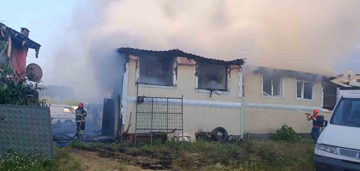 Sakarya Karapürçek’te Ahşap Evde Yangın: Kayıp Ya Da Yaralanma Olmadı