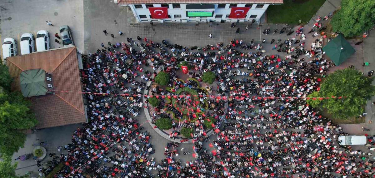 Sakaryalılar Kırmızı Beyazları Giyip Dev Ekranda Ulusal Kadro Heyecanı Yaşadı