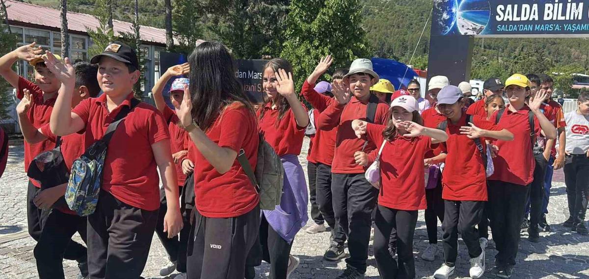 Salda Gölü Kıyısında Bilim Şöleni: Öğrenciler ve Bilim İnsanları Bir Araya Geldi