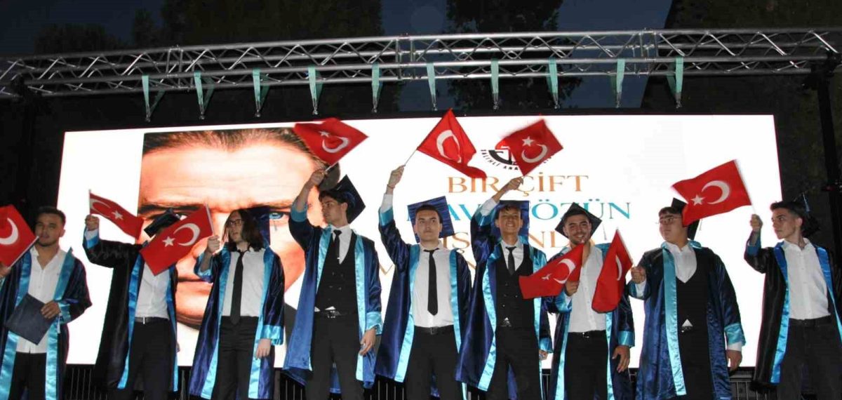 Salihli Anadolu Lisesi 17. Dönem Mezuniyet Töreni Yaptı