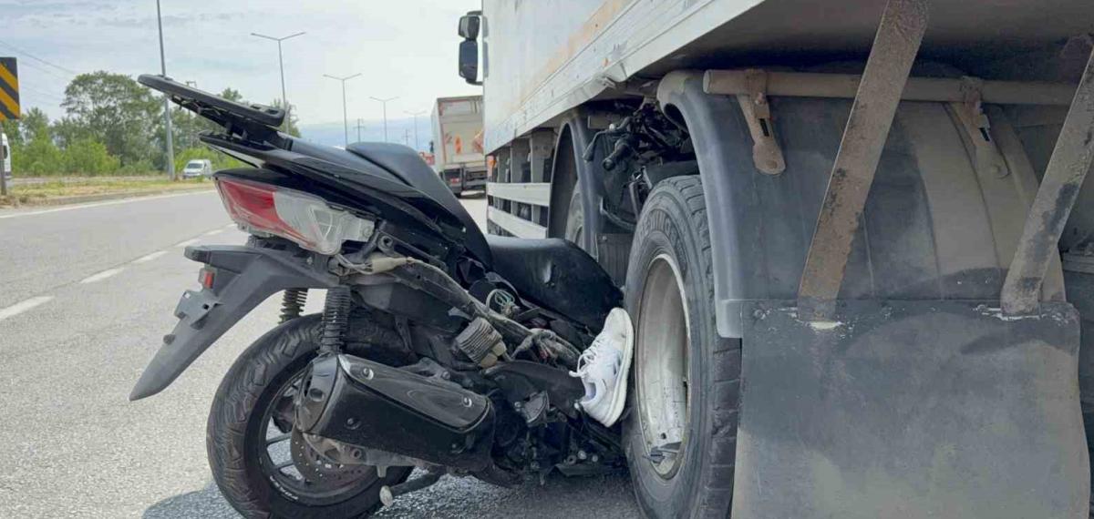 Samsun’da trafik kazası: Motosiklet kamyon arasına saplandı