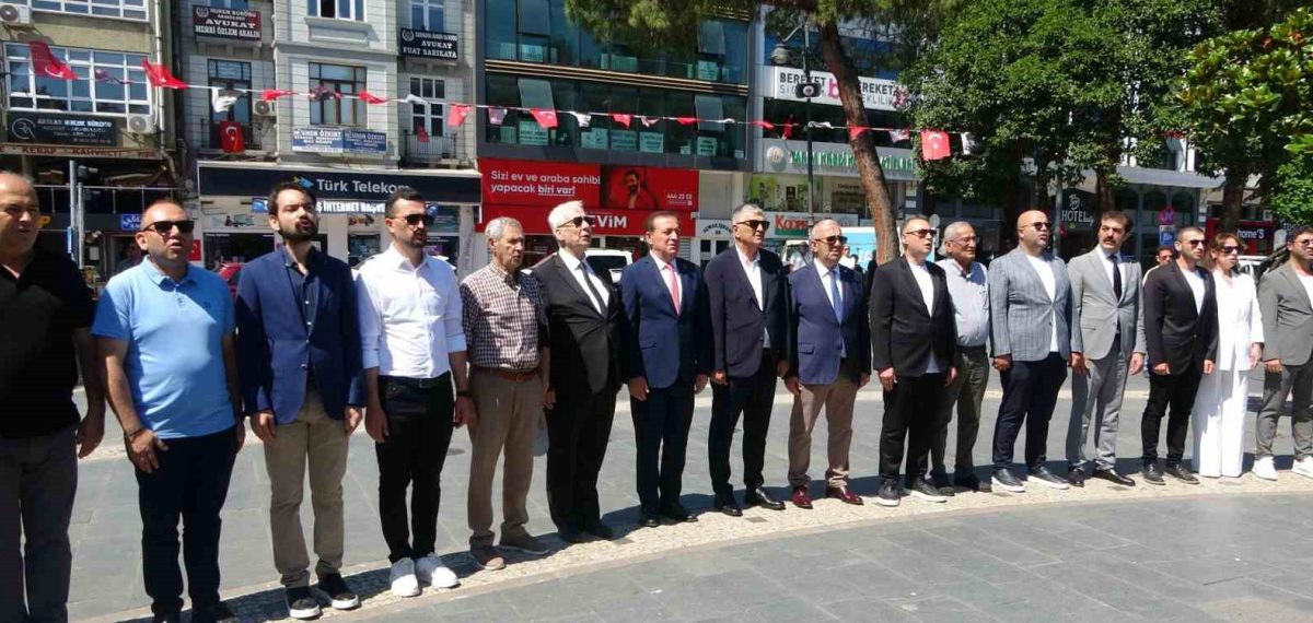 Samsunspor’un 61. kuruluş yılı için Atatürk Anıtı’nda çelenk töreni düzenlendi