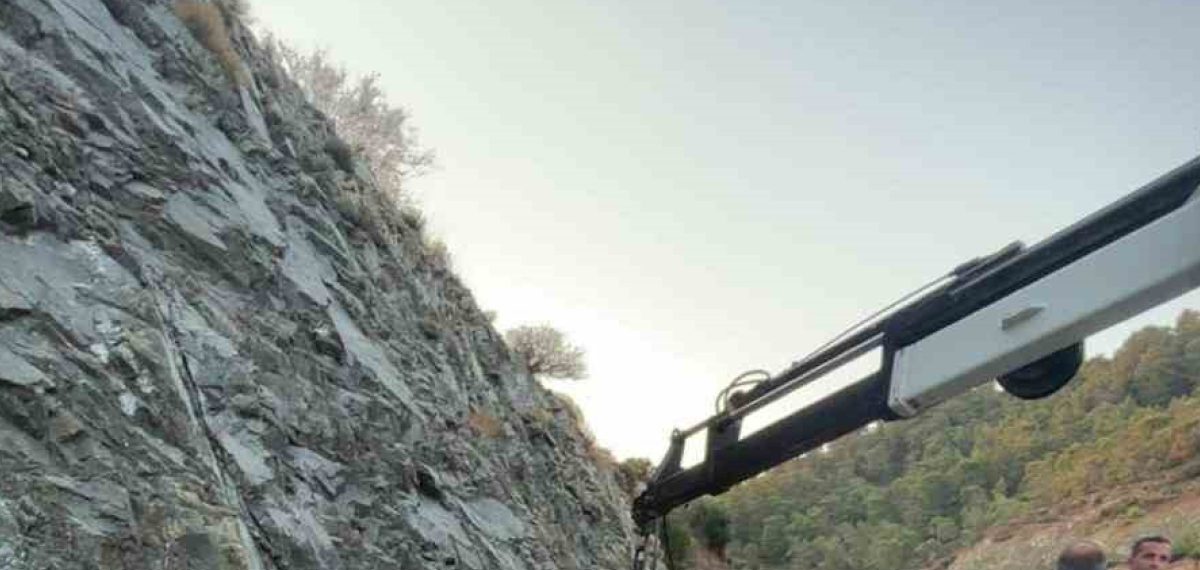 Savrulan Otomobil Hurdaya Döndü, Sürücü Araçta Sıkıştı