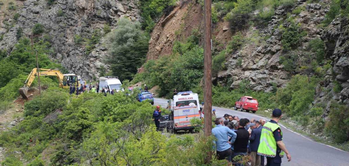 Şavşat Deresi’ne Uçan Kamyonet Çıkarıldı, Kayıp Baba ve Oğul Aranıyor