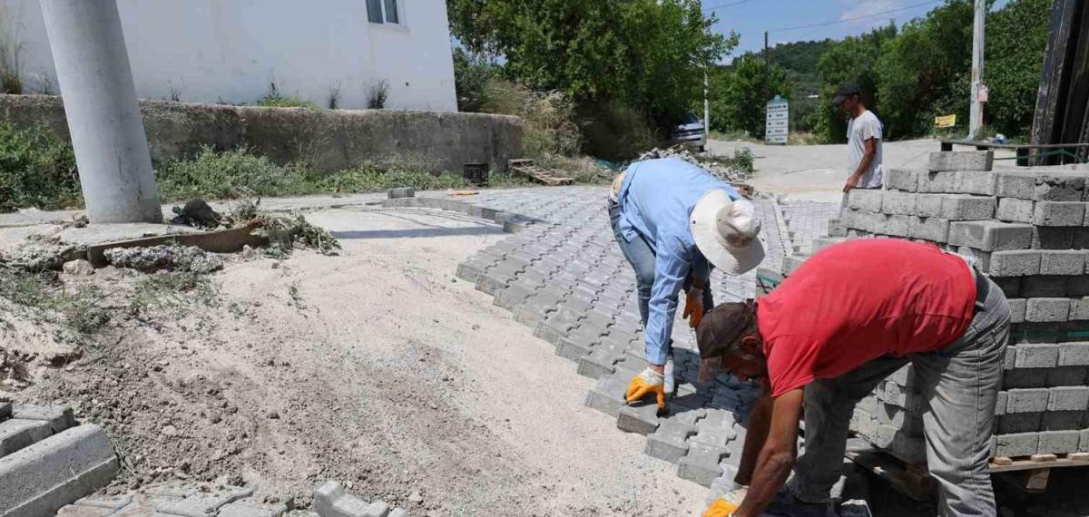 Şehzadeler Belediyesi yol ve kaldırım onarım çalışmalarını sürdürüyor