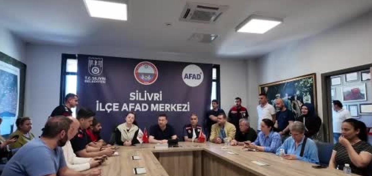 Silivri’de üç noktada çıkan tarla yangınları kontrol altına alındı, 3 kişi dumandan etkilendi