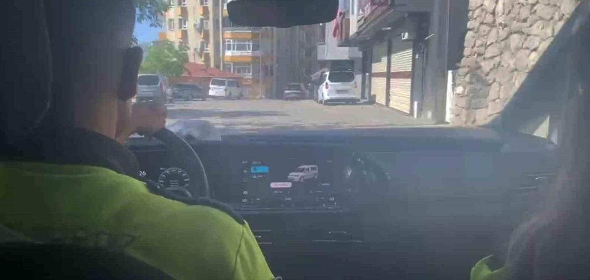 Şırnak’ta polis, YKS sınavına yetiştirilmesi gereken öğrencilere yardım etti