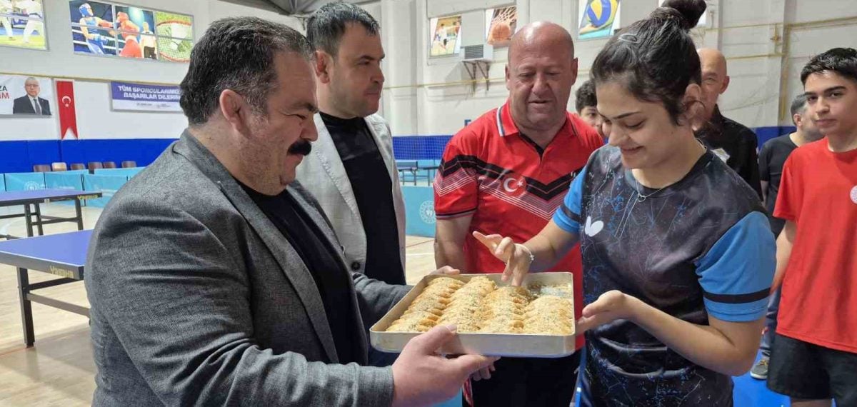 Sivas’taki İşitme Engelliler Masa Tenisi Kampını Federasyon Başkanı Gözel Ziyaret Etti