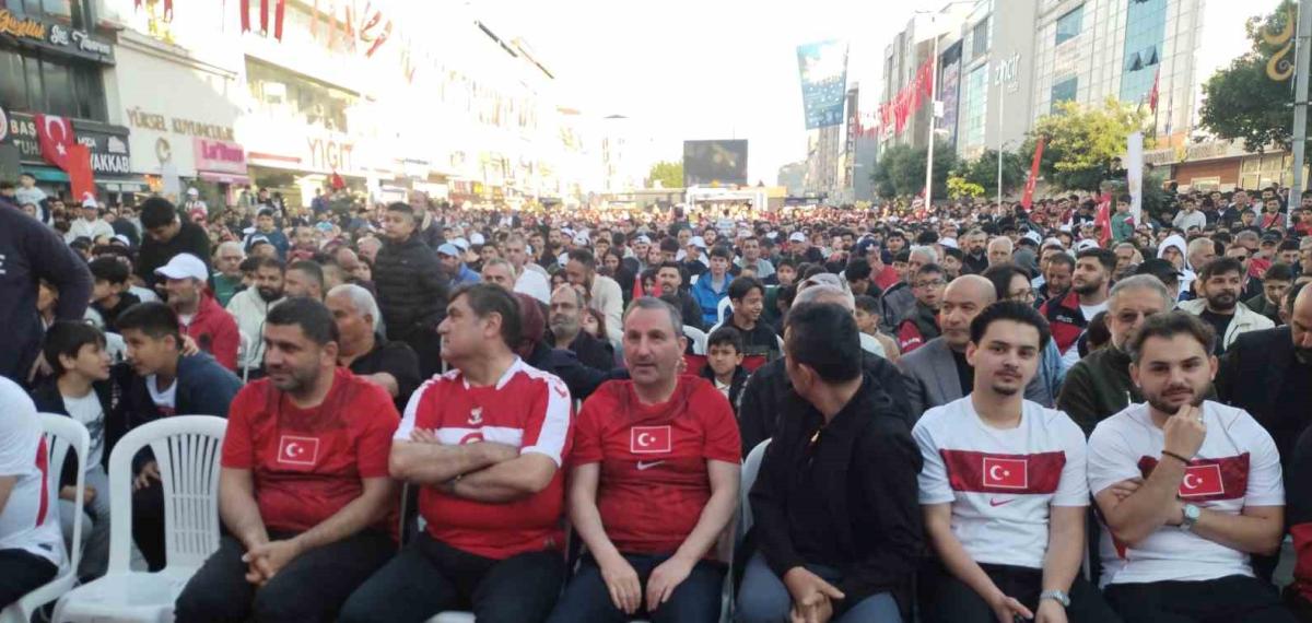 Sultanbeyli Kent Meydanı’nda Vatandaşlar Ulusal Ekip İçin Tek Yürek Oldular